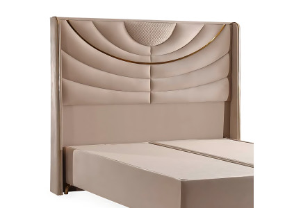 Lichte kleur bed met stoffen en houten matras