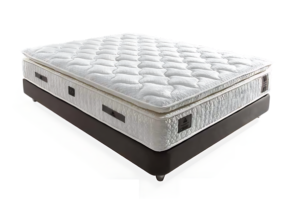 Lichtbruine bed met stoffen en houten matras