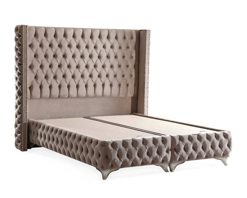 Elegante bed met bruine stof