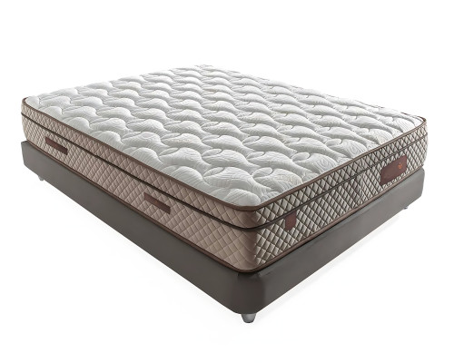 Elegante bed met bruine stof
