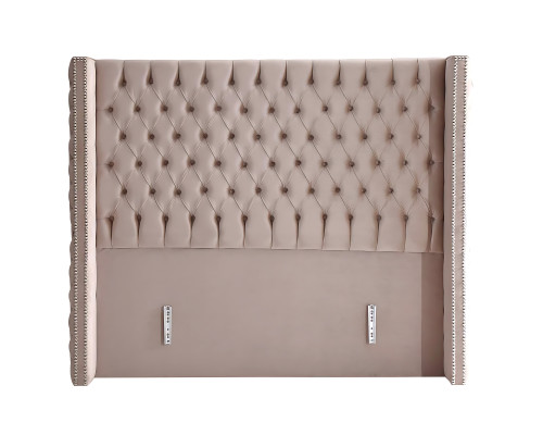 Elegante bed met bruine stof