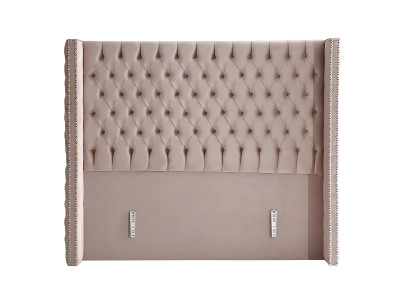Elegante bed met bruine stof