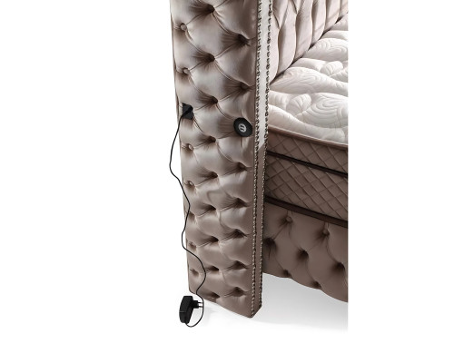 Elegante bed met bruine stof