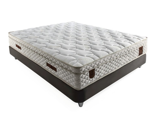 Elegante bed met bruine stof
