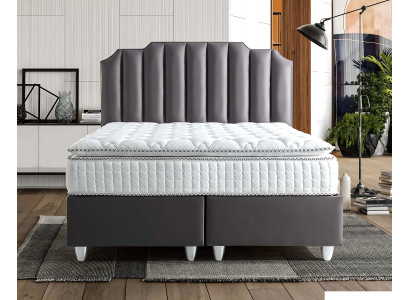 Elegante stoffen en houten bed met matras