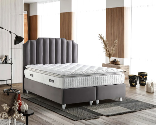 Elegante stoffen en houten bed met matras