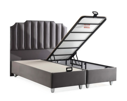 Elegante stoffen en houten bed met matras