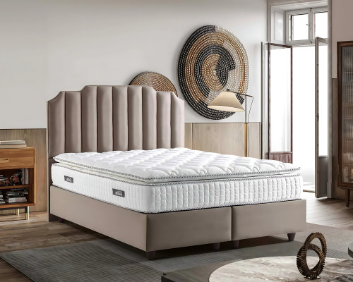 Elegante bed met moderne stoffen matras