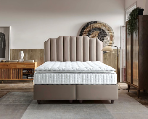 Elegante bed met moderne stoffen matras