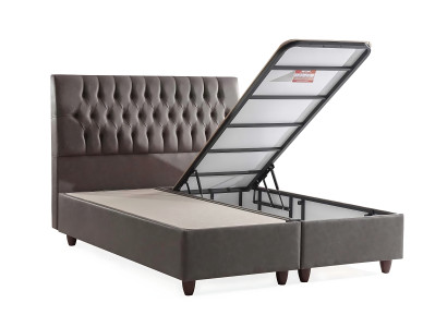 Bed met zacht ontwerp en matras creëert een zachte sfeer.