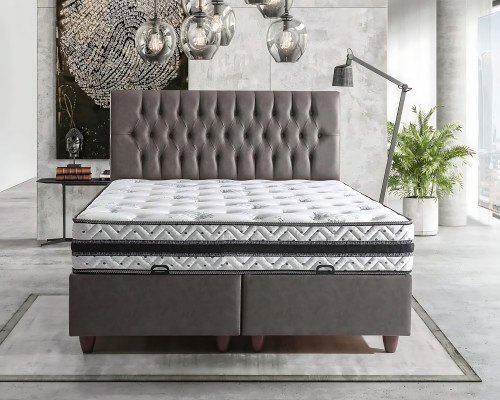 Bed met zacht ontwerp en matras creëert een zachte sfeer.