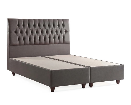 Bed met zacht ontwerp en matras creëert een zachte sfeer.