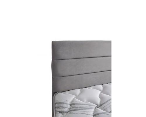 Elegante stoffen en houten bed met matras