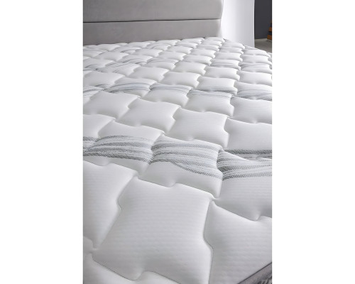 Elegante stoffen en houten bed met matras