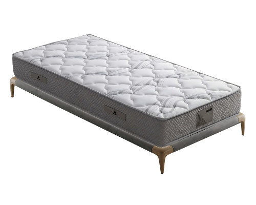 Elegante stoffen en houten bed met matras