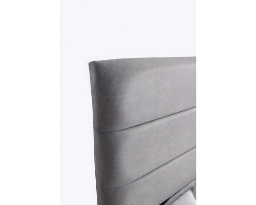 Elegante stoffen en houten bed met matras