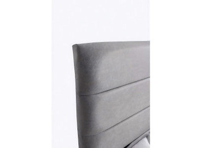Elegante stoffen en houten bed met matras