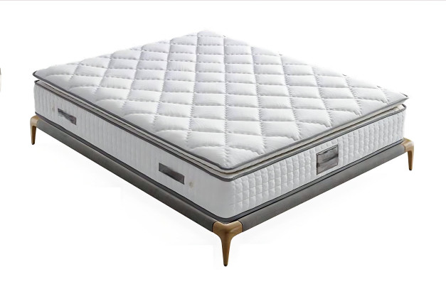 Elegante en stabiele bed met matras, dat charme aan de decoratie geeft.
