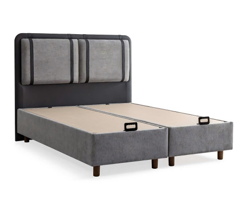 Elegante en stabiele bed met matras, dat charme aan de decoratie geeft.