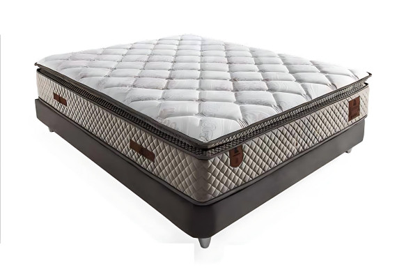 Moderne bed met matras siert elke kamer.