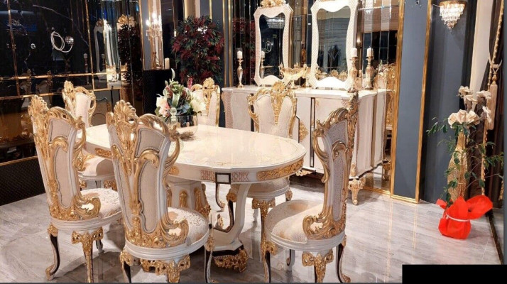 Elegante eetkamerset in goud voor veeleisende inrichtingen.