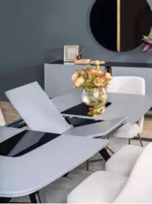 Moderne, absoluut prachtige tafel met stoelen in grijze en beige tinten.