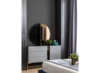 Mooie commode met spiegel in grijstinten met gouden inlegwerk.