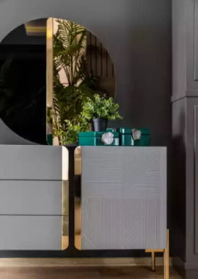 Mooie commode met spiegel in grijstinten met gouden inlegwerk.