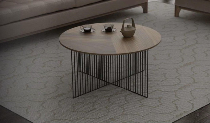Moderne woonkamertafel van bruin echt hout met luxueuze bijzettafels.