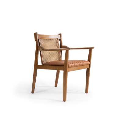 Moderne houten armleuningstoel met lederen bekleding voor nieuw meubilair.
