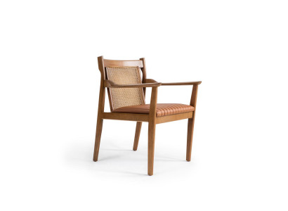 Moderne houten armleuningstoel met lederen bekleding voor nieuw meubilair.