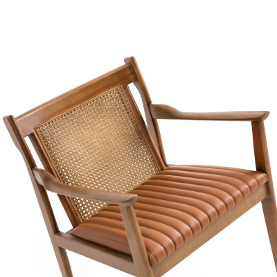 Moderne houten armleuningstoel met lederen bekleding voor nieuw meubilair.