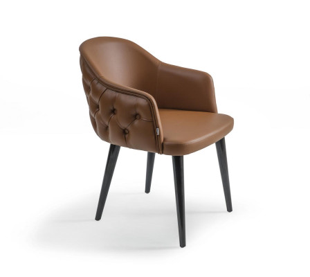 Chestefield stoel met armleuningen designer eetkamer moderne inrichting.