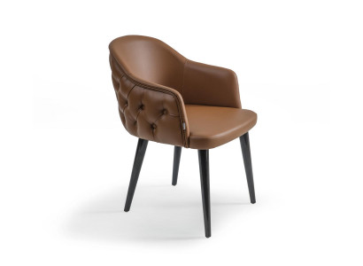 Chestefield stoel met armleuningen designer eetkamer moderne inrichting.
