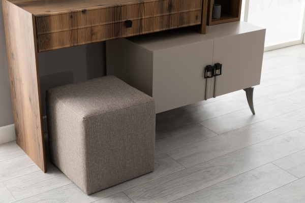 Moderne slaapkamer houten make-uptafel met spiegel, ontwerper luxe meubels.