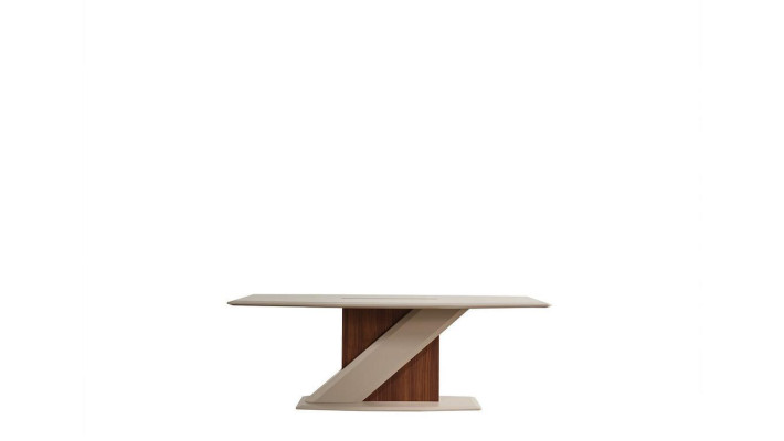 Stijlvolle comfortabele eettafel in de eetkamer in beige kleur van kwaliteitshout.