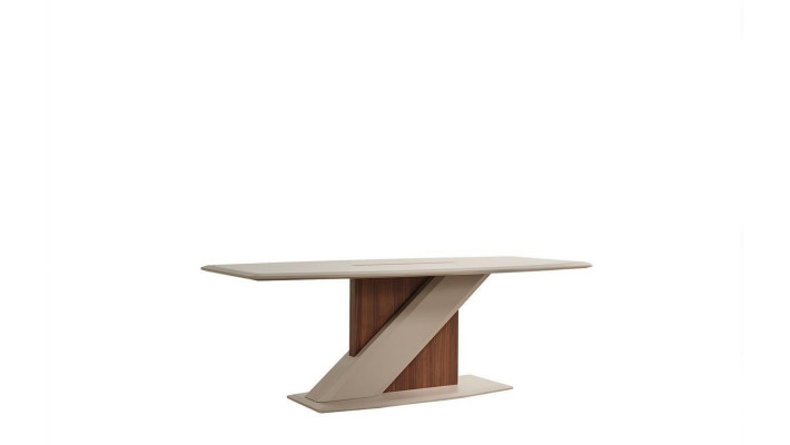 Stijlvolle comfortabele eettafel in de eetkamer in beige kleur van kwaliteitshout.