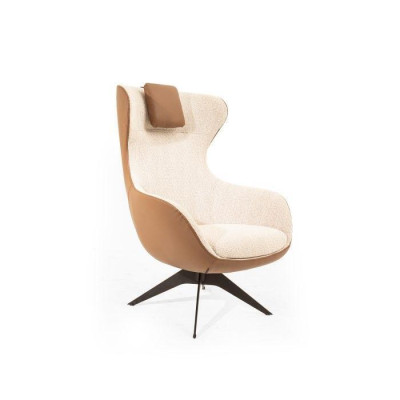 Luxe gevoerde fauteuil in beige voor de woonkamer. Perfect.