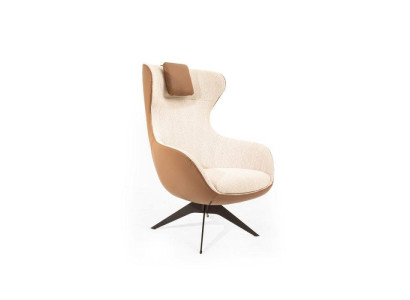 Luxe gevoerde fauteuil in beige voor de woonkamer. Perfect.