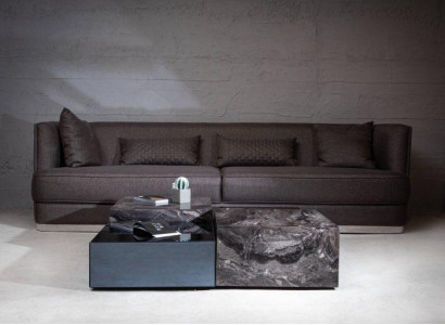 Stijlvol glazen salontafel in minimalistische stijl voor de woonkamer.