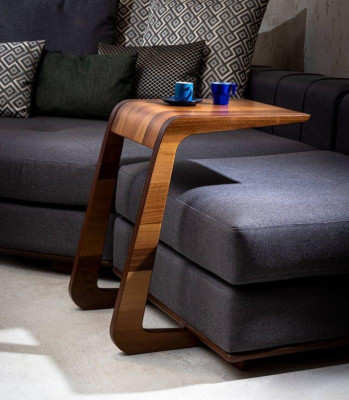 Stijlvolle houten bijzettafel voor natuurlijke woonaccenten in de woonkamer