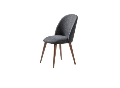 Klassieke fauteuil, luxe stoel, gestoffeerd textiel, houten stoelen, designstoel.