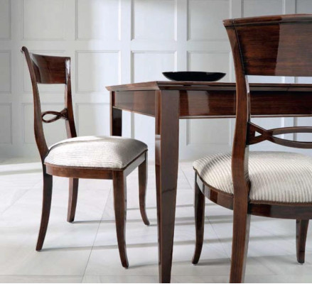 Elegante eettafel met stoelen in donkerbruine kleur met glanzend oppervlak