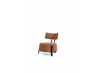 Luxe designerstoel met comfortabele premium textielbekleding.