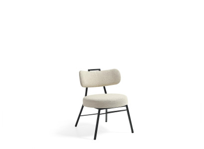 Luxe designstoel van hout met zachte bekleding voor de eetkamer.