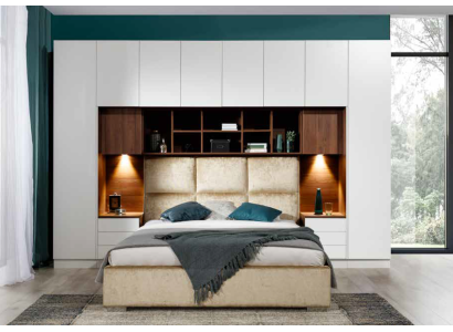 Slaapkamerinrichting met comfortabele bedden en elegante kasten.