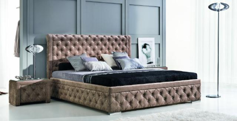 Een luxe Chesterfield-bed in een elegante eigentijdse stijl.