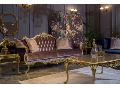 Driepersoonsbank in bruin, klassieke stijl voor de woonkamer.