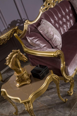 Driepersoonsbank in bruin, klassieke stijl voor de woonkamer.