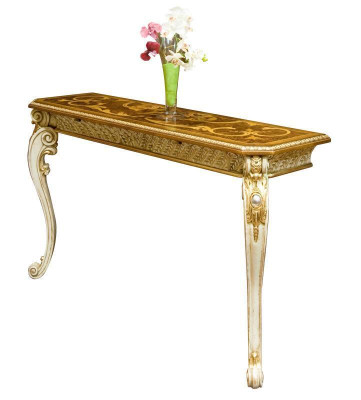 Console tafel in landelijke stijl met klassieke telefoontafels en gouden gesneden poten.